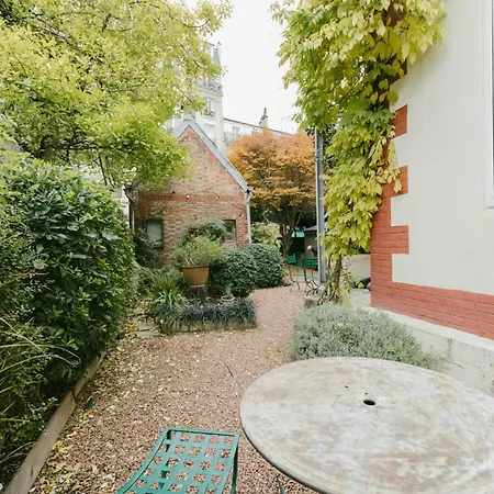 Semesterbostad Beautiful Large House In A Wooded Garden