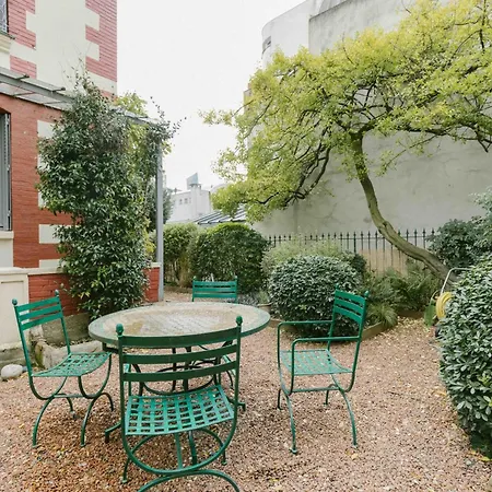 Beautiful Large House In A Wooded Garden Paris